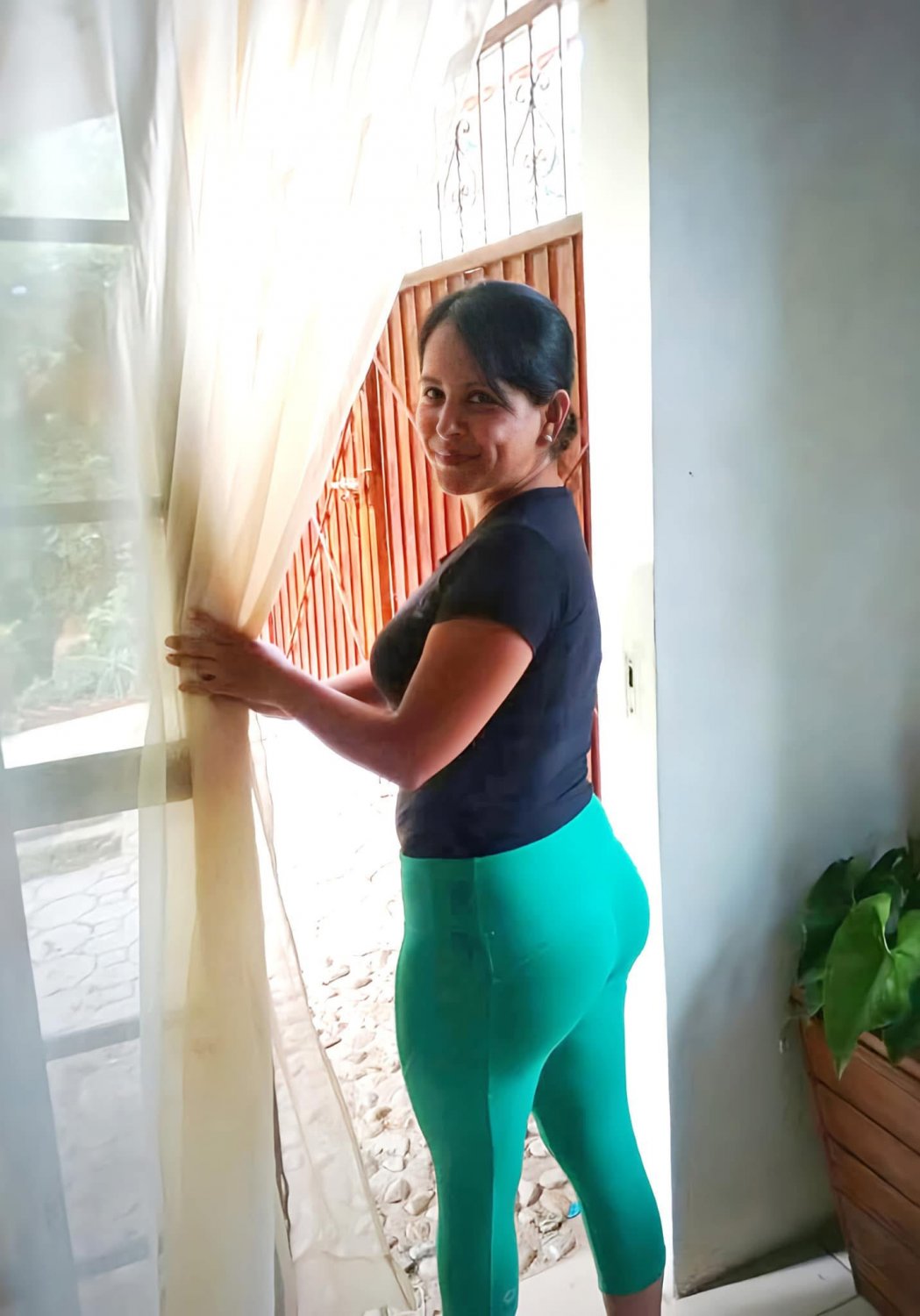 Como ven a la madre de mi mejor amigo, me pone dura la verga